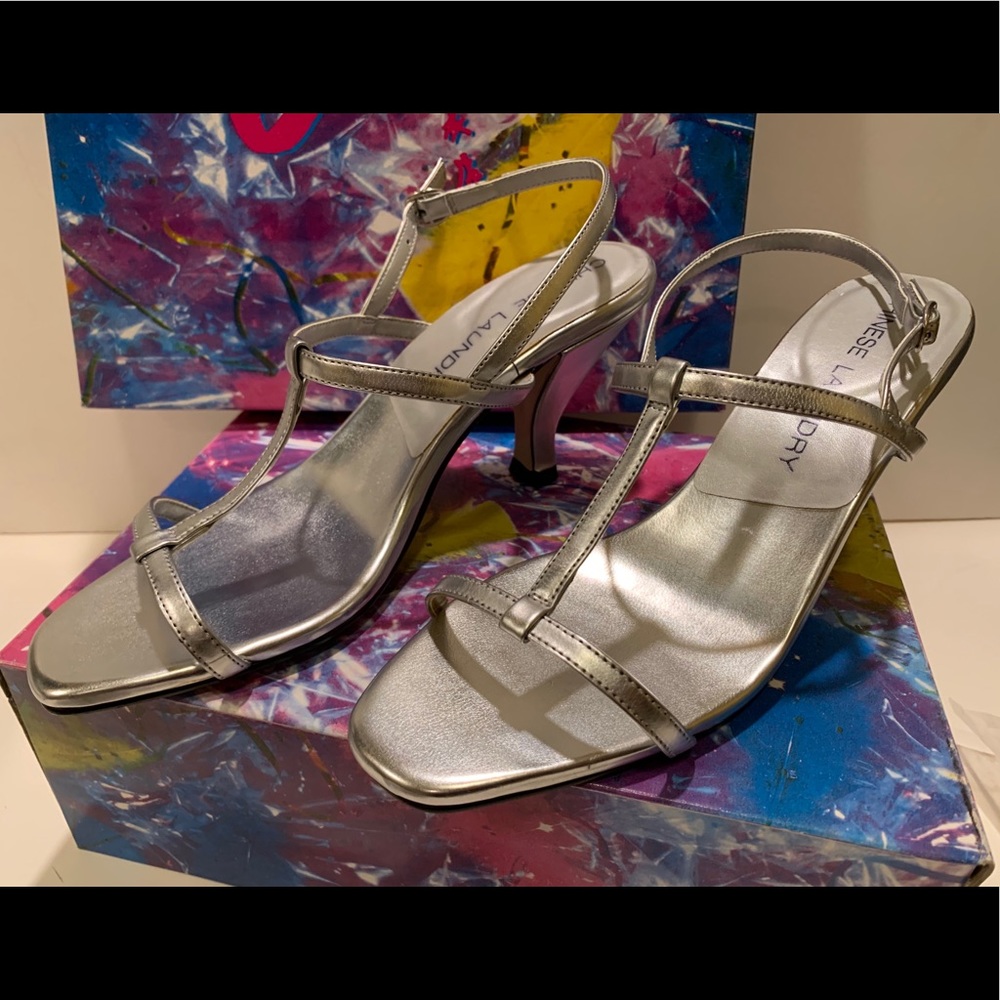 WOMEN’S CHINESE LAUNDRY SILVER STRAPPY HEELS.